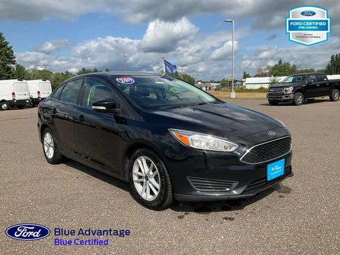 Used 2017 Ford Focus SE w/ Cold Weather Package FWD image 5