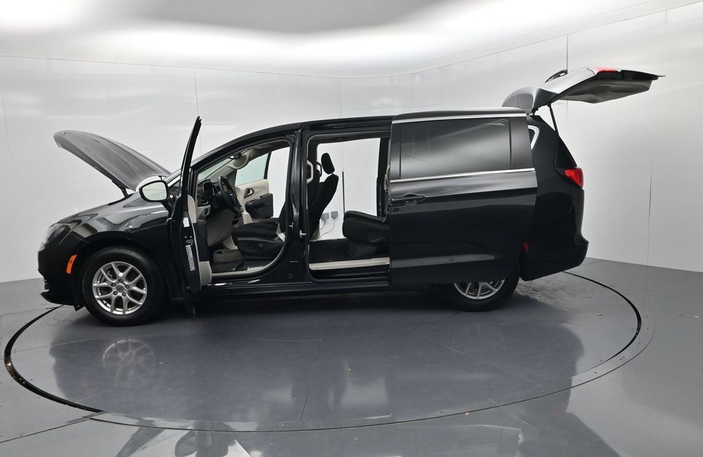Used 2023 Chrysler Voyager LX FWD image 54