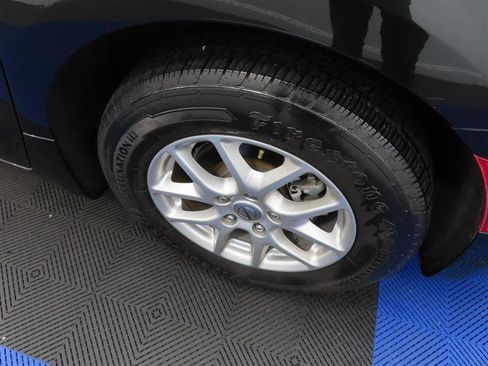 Used 2023 Chrysler Pacifica Touring-L FWD image 7