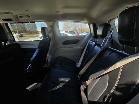 Used 2024 Chrysler Pacifica Touring-L image 32
