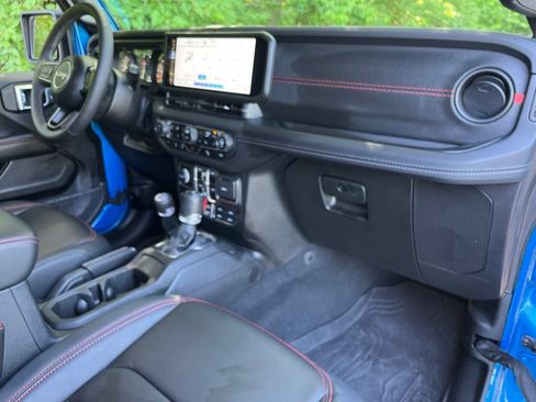 Used 2025 Jeep Wrangler Unlimited Rubicon AWD/4WD image 37