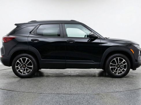 Used 2025 Chevrolet TrailBlazer LT image 11