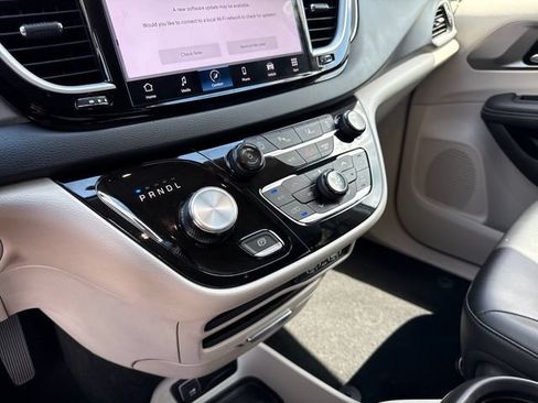 Used 2024 Chrysler Pacifica Touring-L FWD image 26