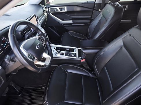 Used 2021 Ford Explorer XLT w/ Equipment Group 202A image 12