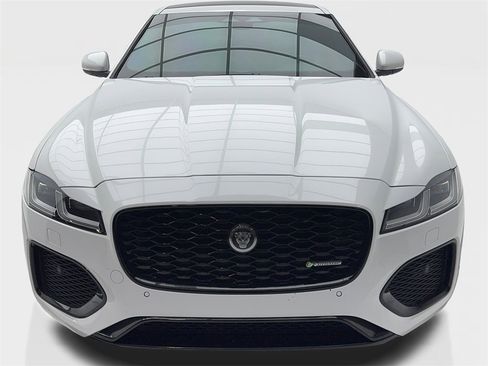 Used 2022 Jaguar XF R-Dynamic SE image 4