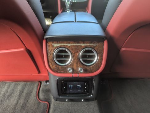 Used 2018 Bentley Bentayga Mulliner image 45