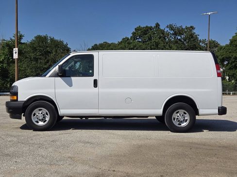 Used 2021 Chevrolet Express 2500 RWD image 4