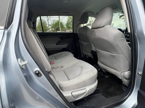 Used 2022 Toyota Highlander LE AWD/4WD image 30