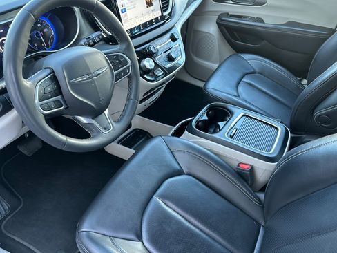Used 2023 Chrysler Pacifica Touring-L FWD image 11