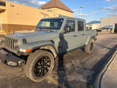 Used 2024 Jeep Gladiator Sport AWD/4WD image 4