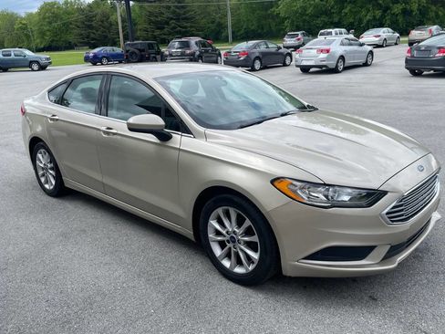Used 2017 Ford Fusion SE w/ Fusion SE Technology Package image 4