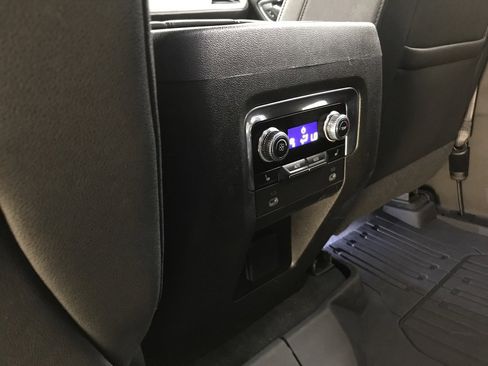 Used 2023 GMC Yukon SLT w/ SLT Luxury Package image 12