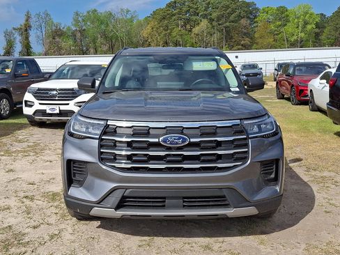 Used 2025 Ford Explorer Active image 2
