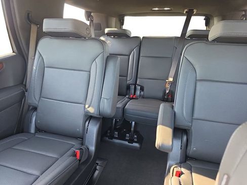 Used 2025 GMC Yukon Denali AWD/4WD image 13