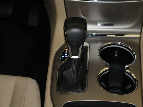 Used 2022 Jeep Grand Cherokee Laredo E RWD image 28