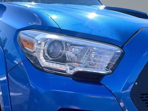 Used 2017 Toyota Tacoma TRD Sport w/ Premium & Technology Package AWD/4WD image 28