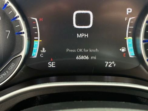 Used 2023 Chrysler Pacifica Touring-L FWD image 9