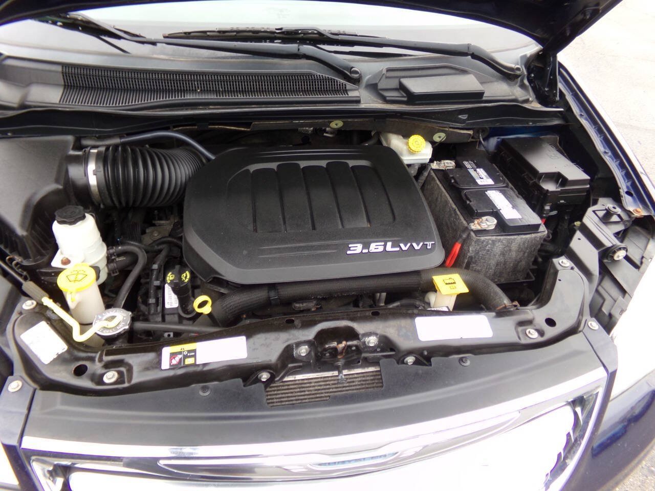 Used 2013 Chrysler Town & Country Touring FWD image 36