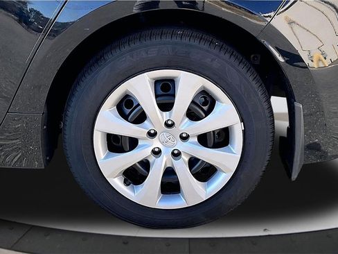 Used 2025 Toyota Corolla LE image 33
