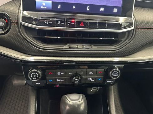 Used 2022 Jeep Compass Trailhawk w/ Trailhawk Convenience Group AWD/4WD image 27