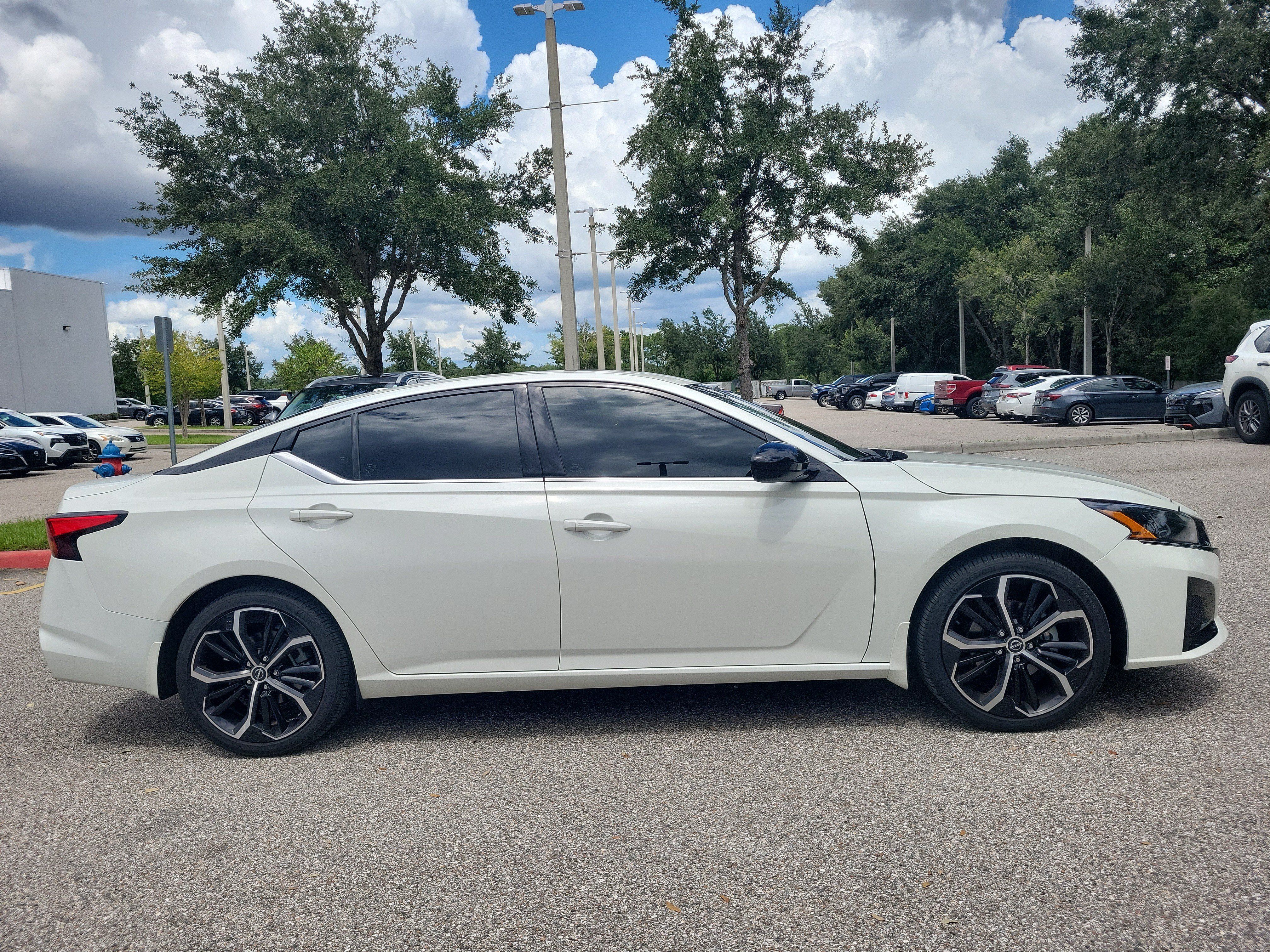 Certified 2025 Nissan Altima 2.5 SR w/ SR Premium Package FWD image 4