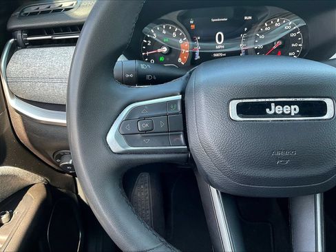 Used 2024 Jeep Compass Latitude AWD/4WD image 11