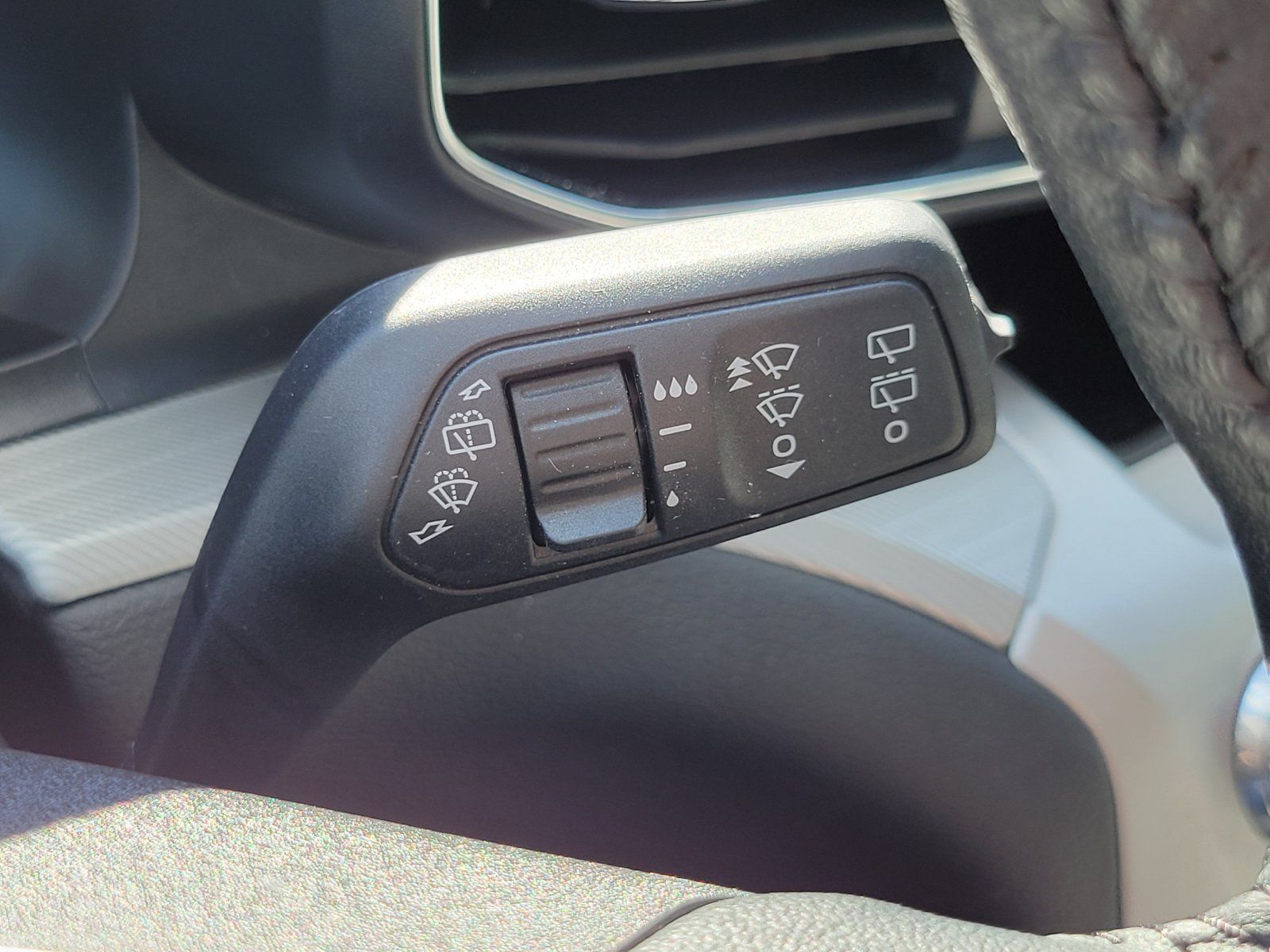 Used 2023 Ford Explorer XLT w/ Equipment Group 202A AWD/4WD image 19