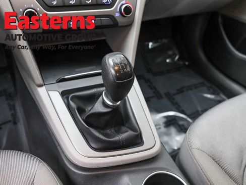 Used 2017 Hyundai Elantra SE w/ Cargo Package image 13