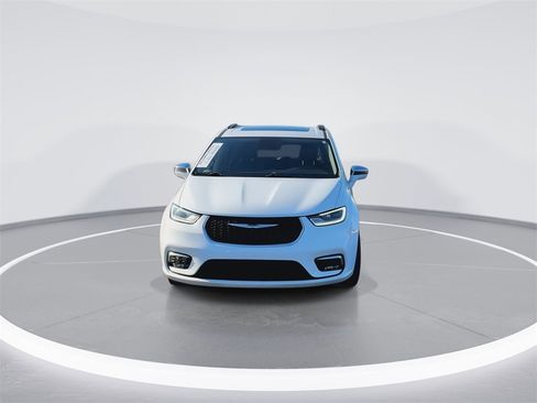 Used 2022 Chrysler Pacifica Limited w/ Uconnect Theater Family Group image 3