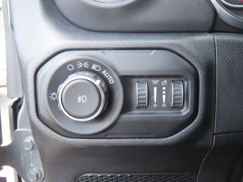Used 2020 Jeep Wrangler Unlimited Sahara AWD/4WD image 26