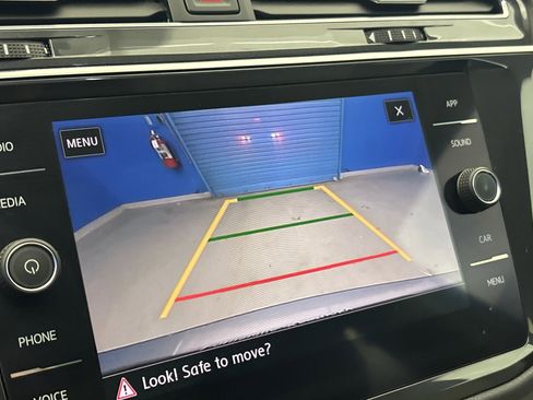 Used 2020 Volkswagen Tiguan SE w/ Panoramic Sunroof Package image 18