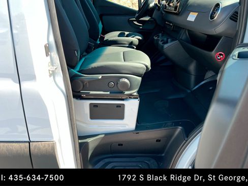 Used 2025 Mercedes-Benz Sprinter 2500 image 21
