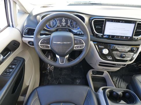 Used 2024 Chrysler Pacifica Touring-L image 19