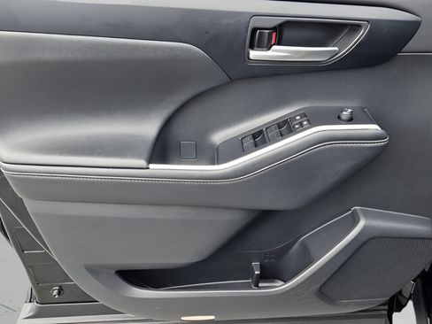 Used 2023 Toyota Highlander XLE AWD/4WD image 15