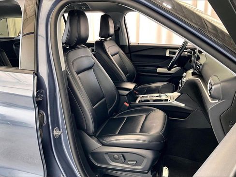 Used 2021 Ford Explorer XLT w/ Equipment Group 202A image 6