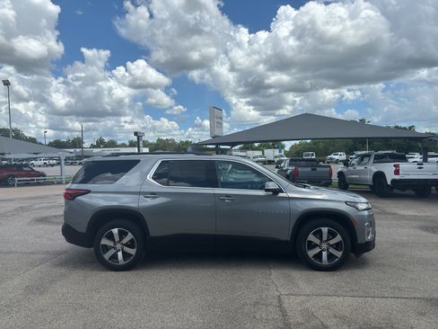 Used 2023 Chevrolet Traverse LT w/ LT Premium Package FWD image 4