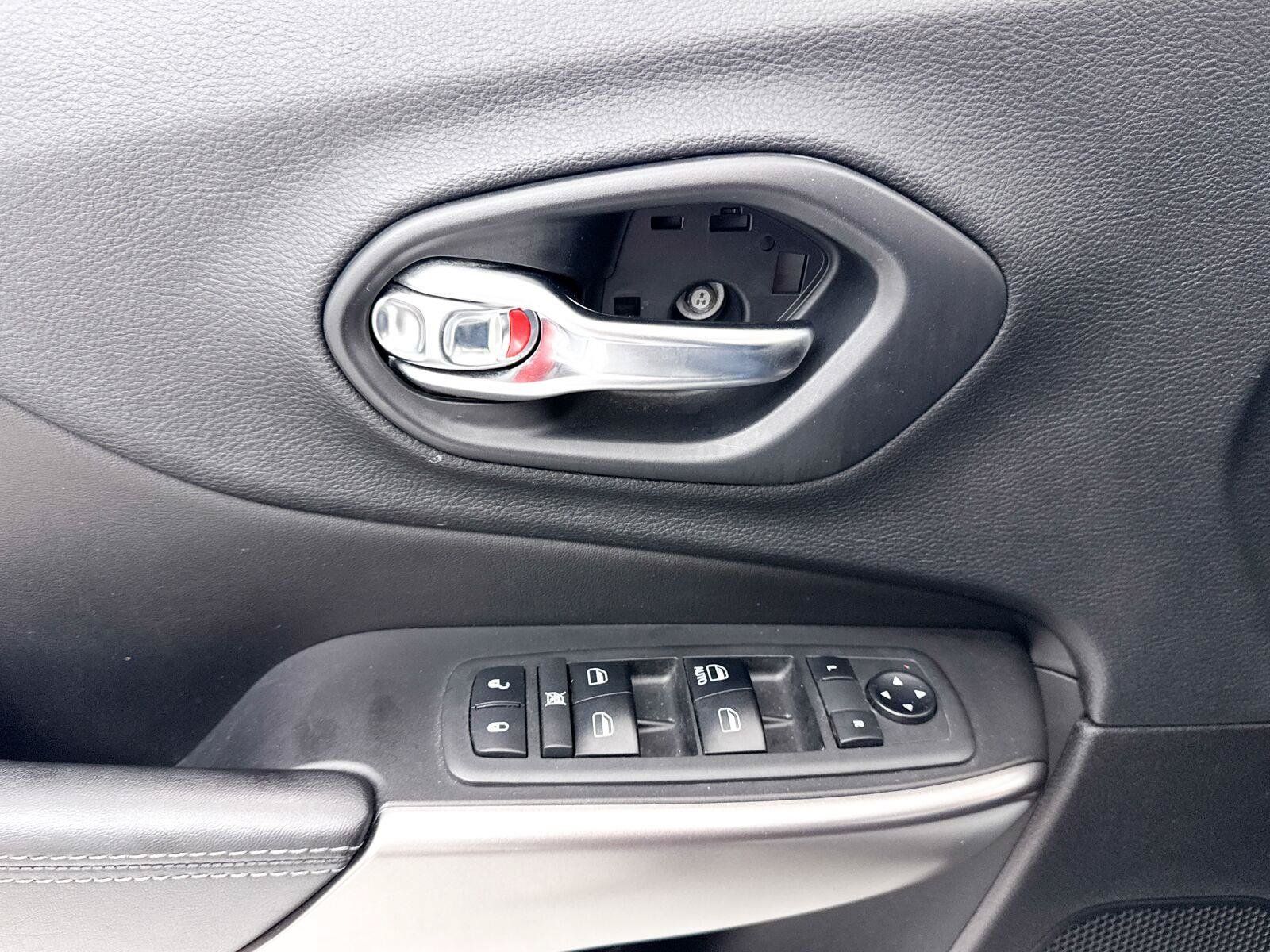 Used 2019 Jeep Cherokee Latitude w/ Popular Appearance Group FWD image 25