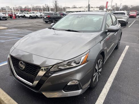 Used 2021 Nissan Altima 2.5 SV image 2