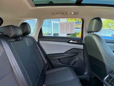 Certified 2023 Volkswagen Taos SE w/ Panoramic Sunroof Package AWD/4WD image 10