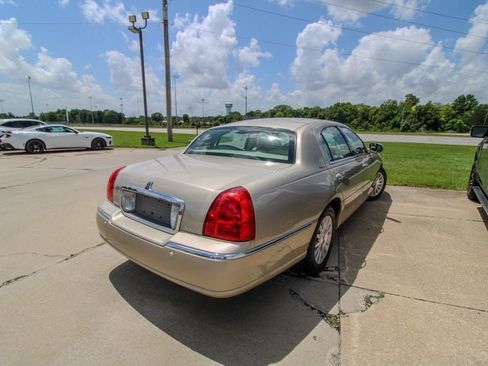 Used 2004 Lincoln Town Car Signature RWD image 3