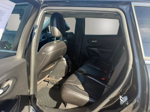 Used 2019 Jeep Cherokee Latitude Plus w/ Cold Weather Group AWD/4WD image 31