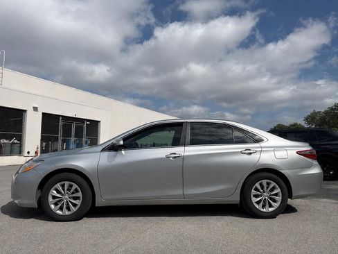 Used 2017 Toyota Camry LE FWD image 3