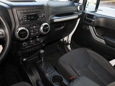 Used 2017 Jeep Wrangler Unlimited Sahara w/ Connectivity Group AWD/4WD image 9