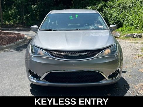 Used 2020 Chrysler Pacifica Touring FWD image 9