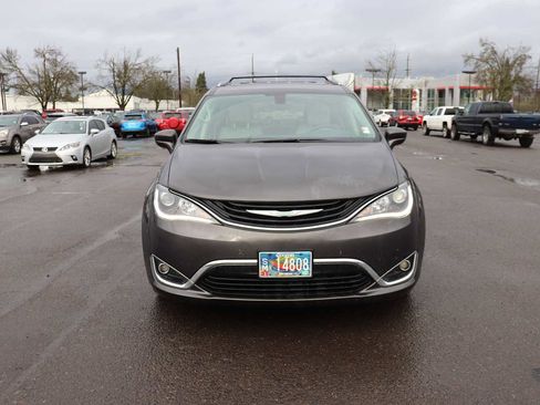 Used 2018 Chrysler Pacifica Touring-L image 2