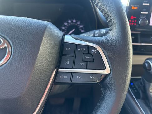 Used 2021 Toyota Sienna XLE image 23