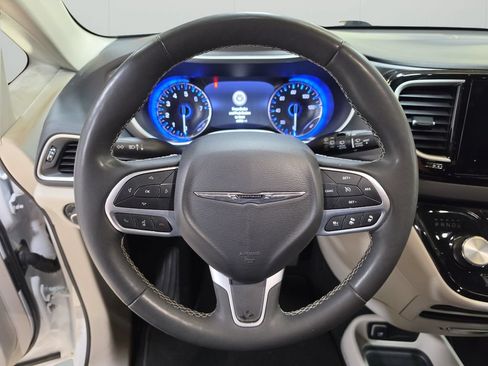 Used 2024 Chrysler Pacifica Touring-L FWD image 19