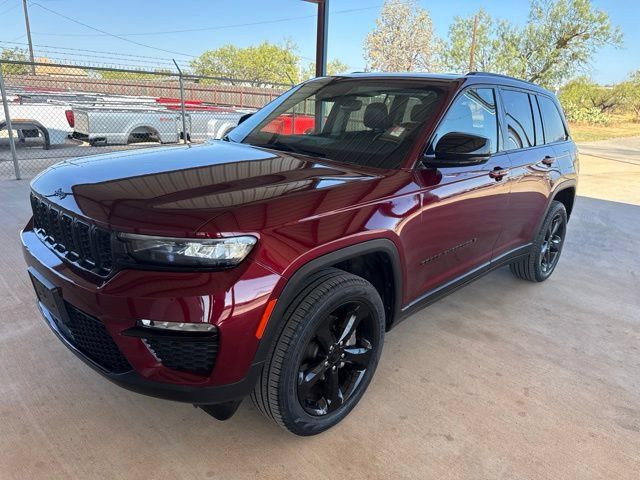 Used 2024 Jeep Grand Cherokee Limited w/ Black Appearance Package AWD/4WD image 3