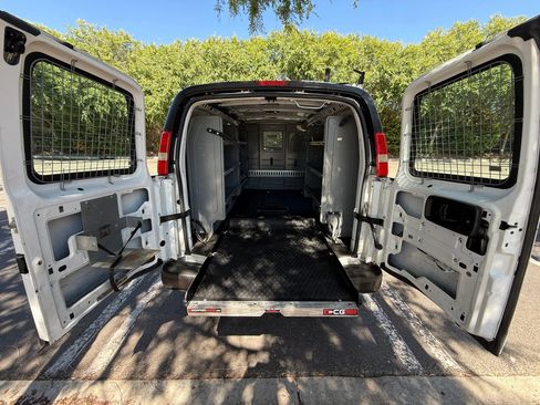 Used 2015 Chevrolet Express 2500 RWD image 19