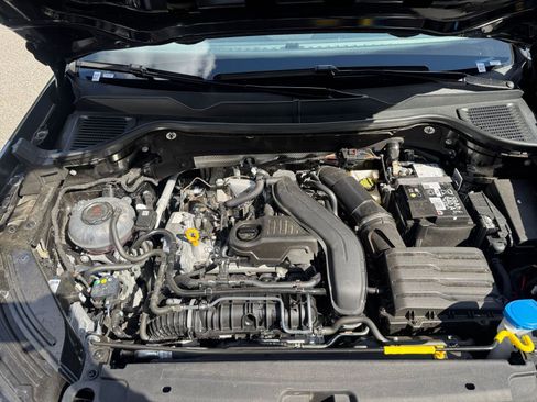 Used 2025 Volkswagen Taos SE image 32